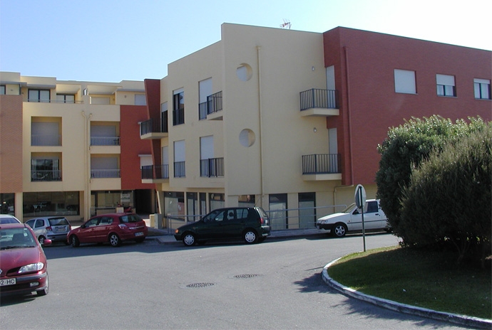 Habitação com comércio e garagens