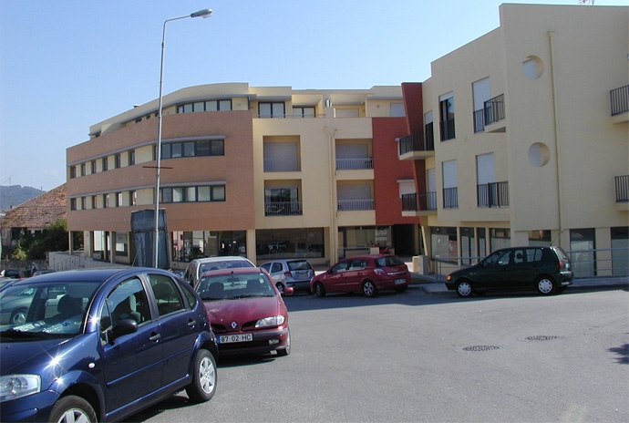 Habitação com comércio e garagens